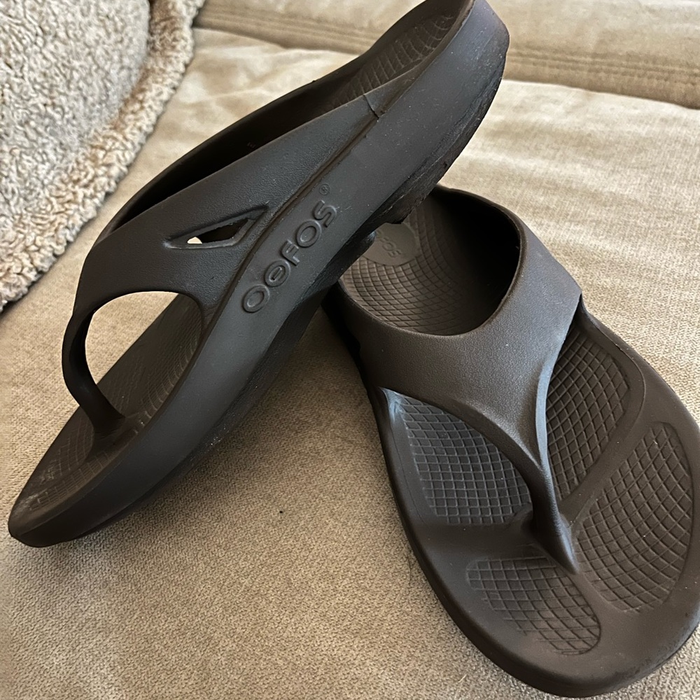 OOFOS Adults' OOriginal Recovery Flip Flops. Dark brown.